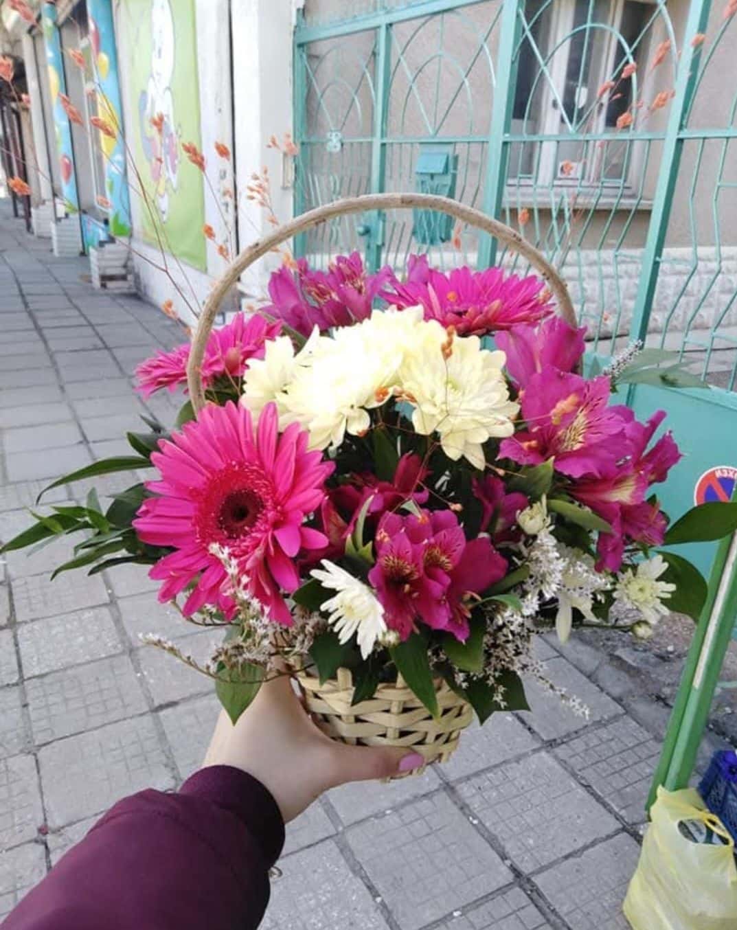 Цветна кошничка с цветя