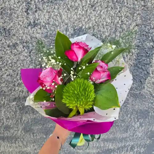 Букет с три розови рози