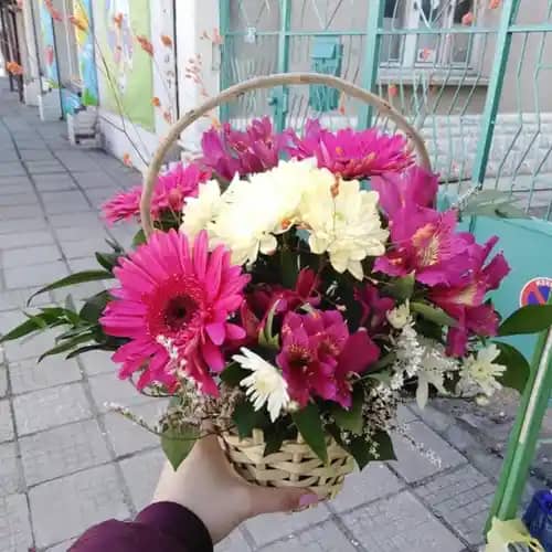 Цветна кошничка с цветя
