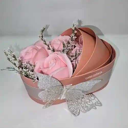 Бебешка количка с рози
