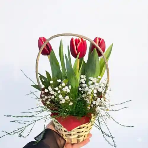 Аранжирани лалета в кошница