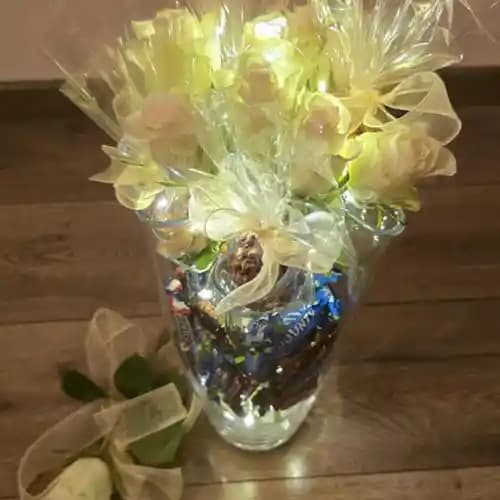 декорация с цветя, бонбони и ваза