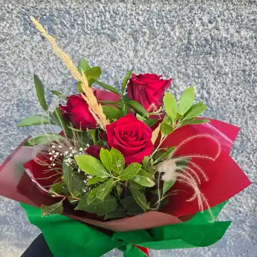 букет с три червени рози