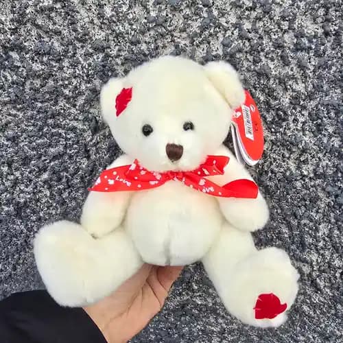 бяло мече с червена панделка