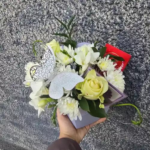 декорация със шоколад, картичка и цветя