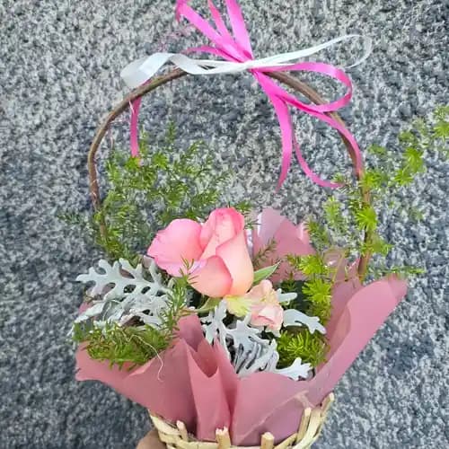 кошничка с розова роза