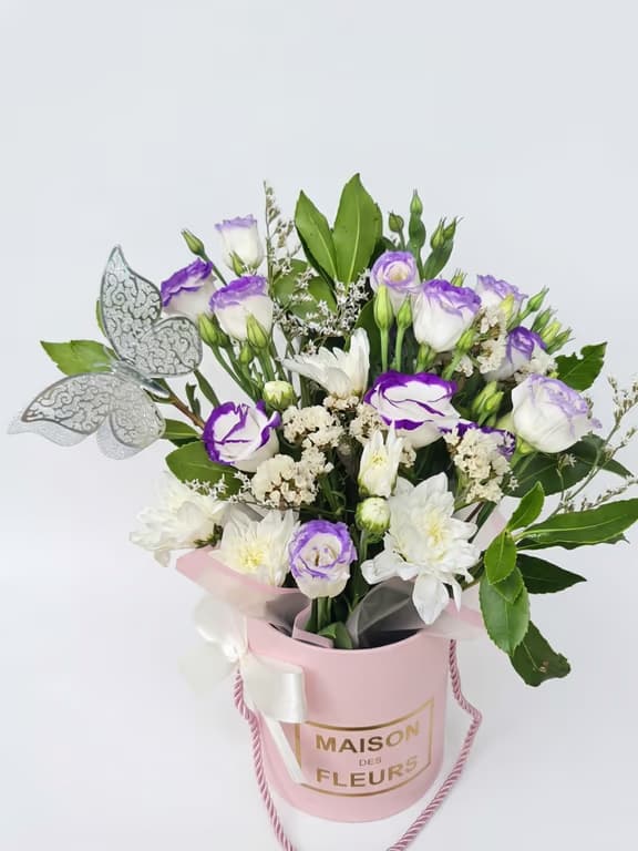 еустоми в розова кутия.