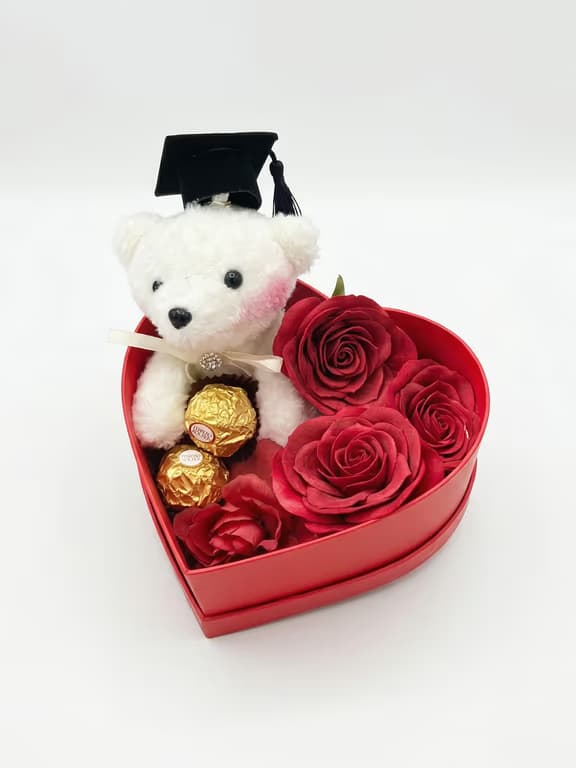 мече абсолвент с бонбони в кутия