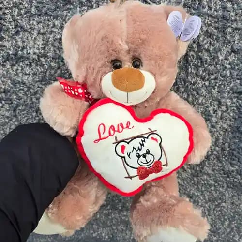 плюшено мече със сърце