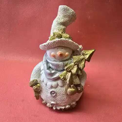 снежен човек носещ елха