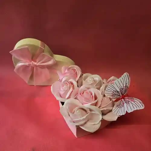 сърце в розово със сапунени рози