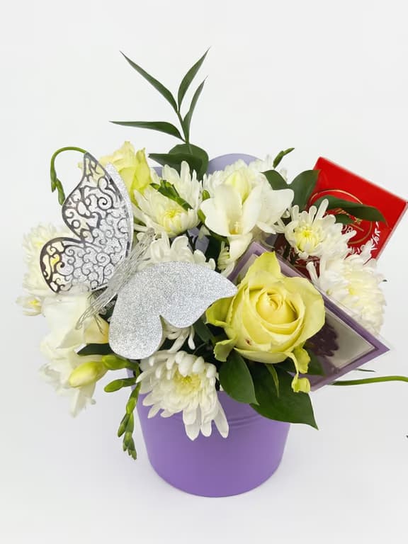 декорация със шоколад, картичка и цветя