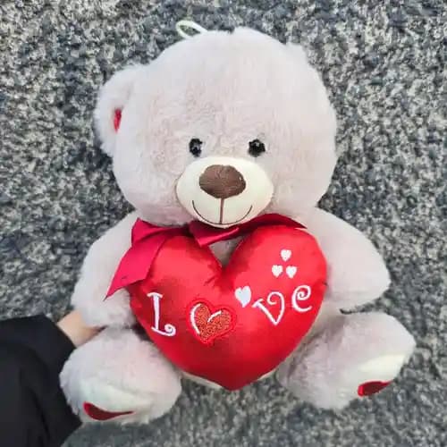 Мечо с надпис „Любов"