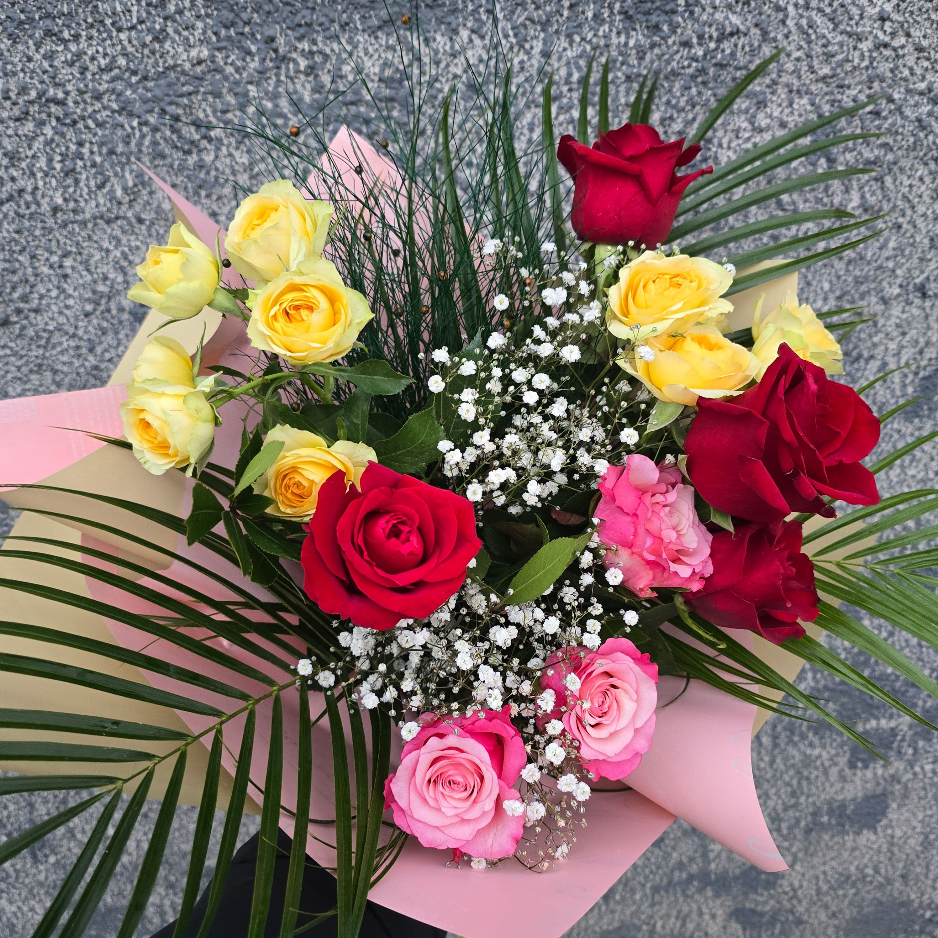 Букет цветни рози