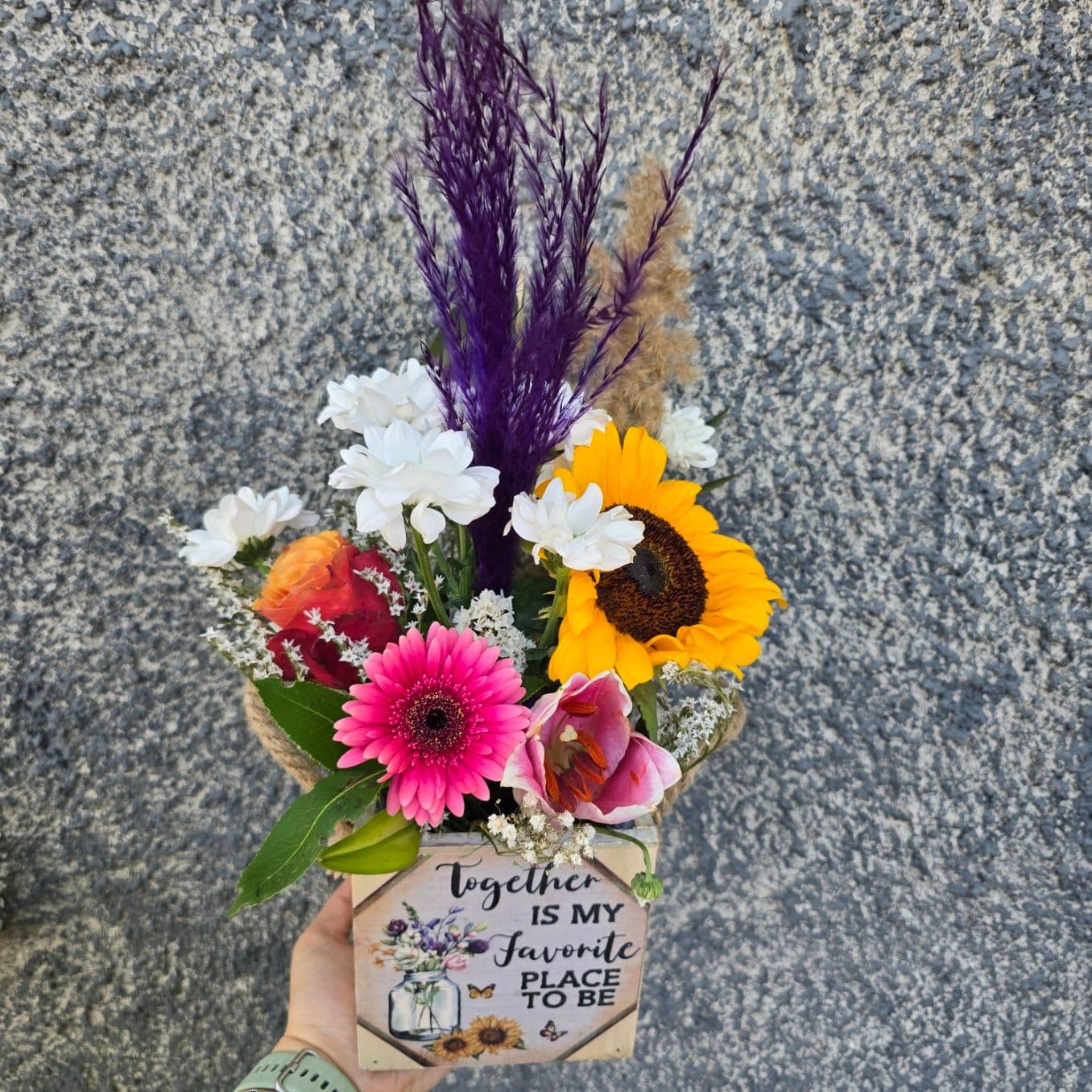 Декорация в дървена кутия