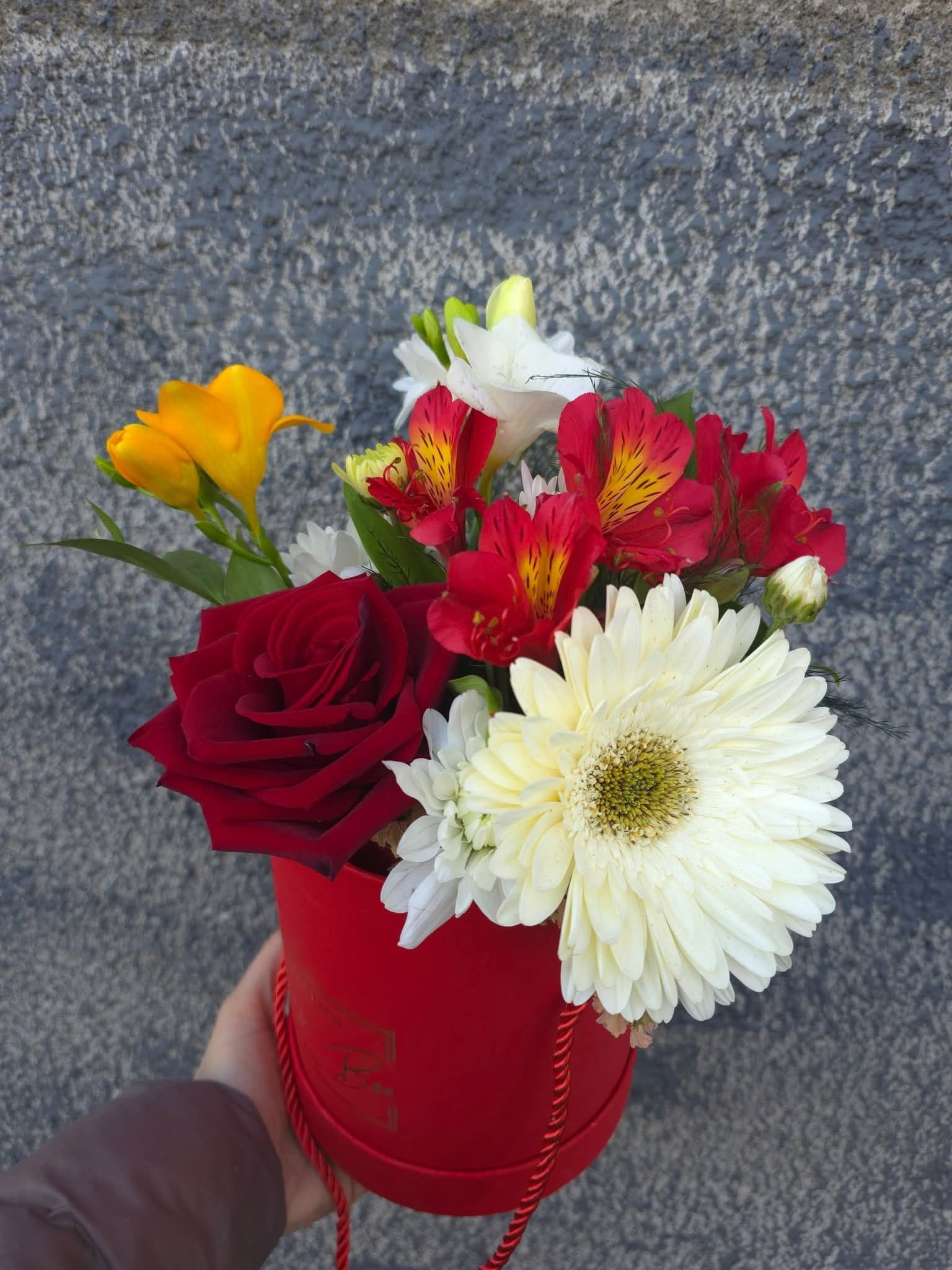 Кутия с цветя в червено