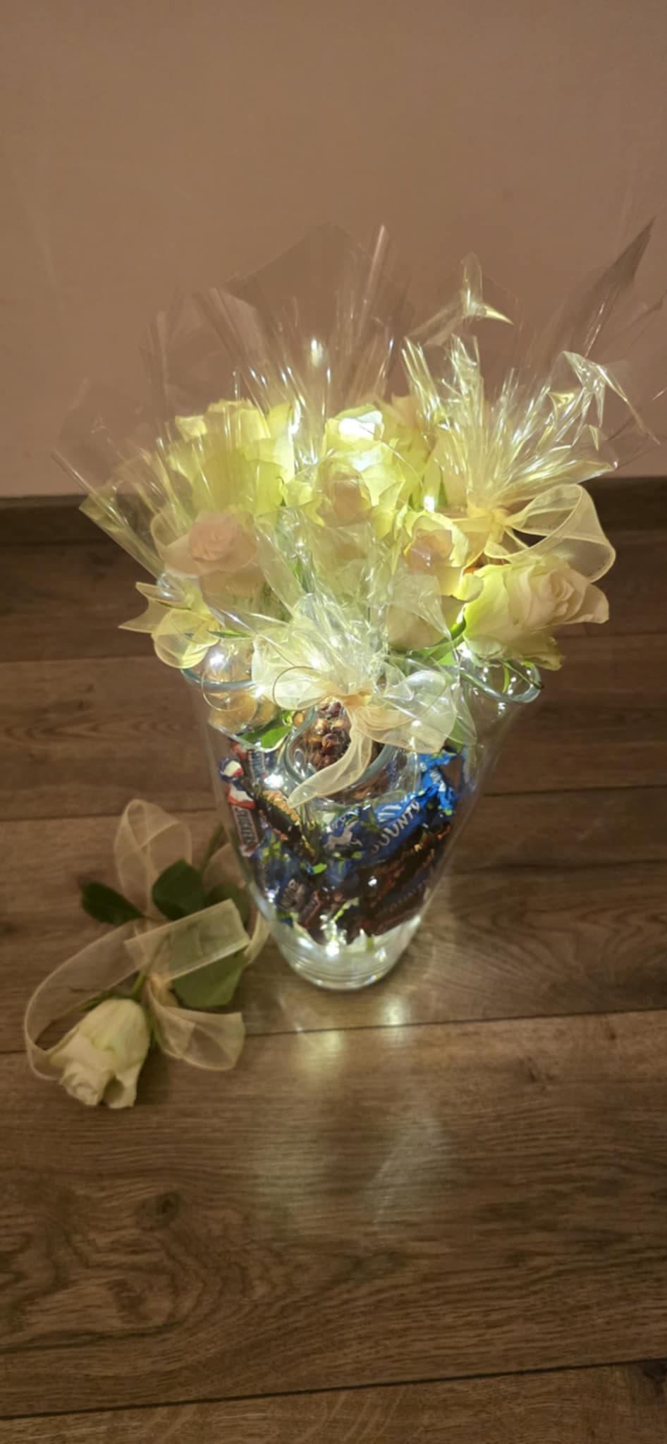 декорация с цветя, бонбони и ваза