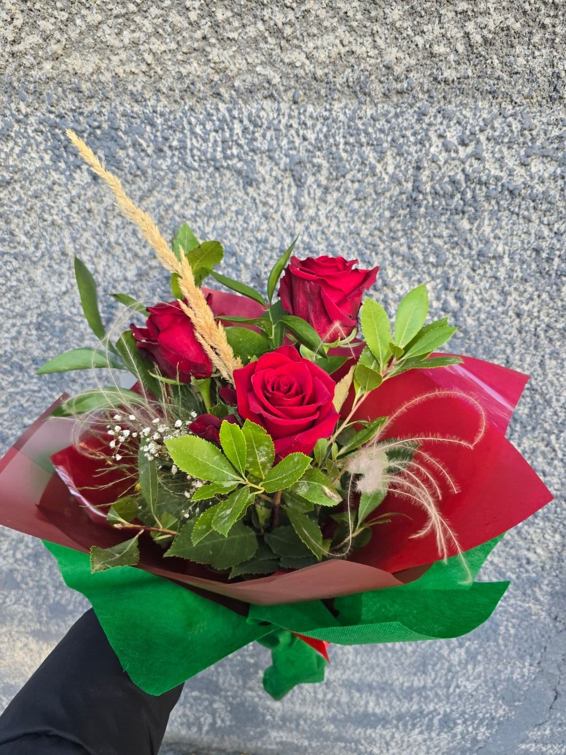 букет с три червени рози
