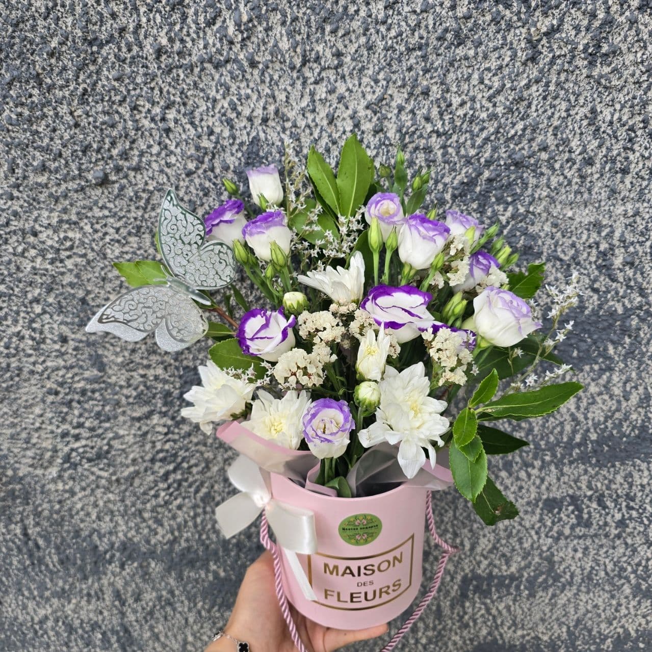 еустоми в розова кутия.