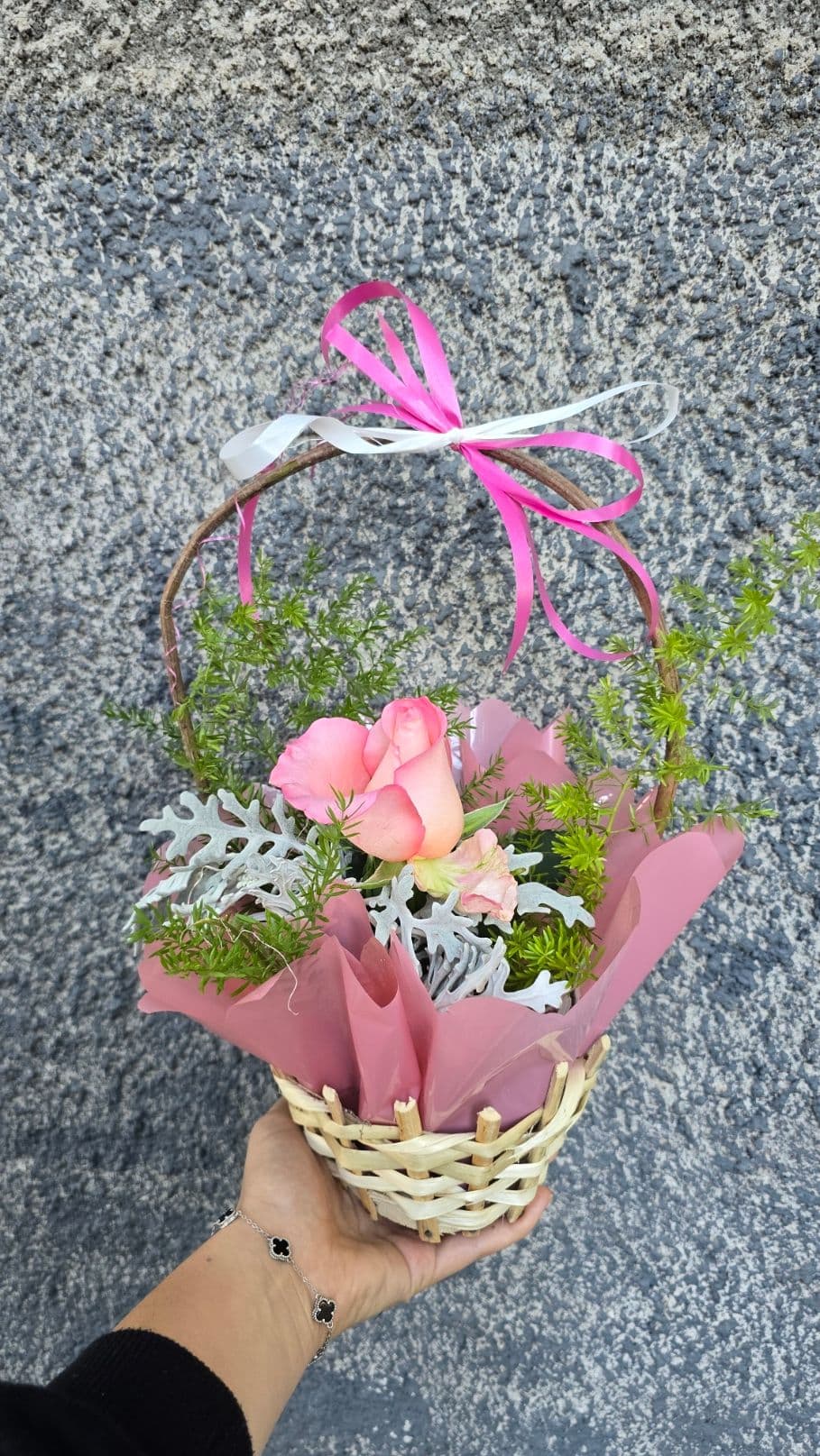 кошничка с розова роза