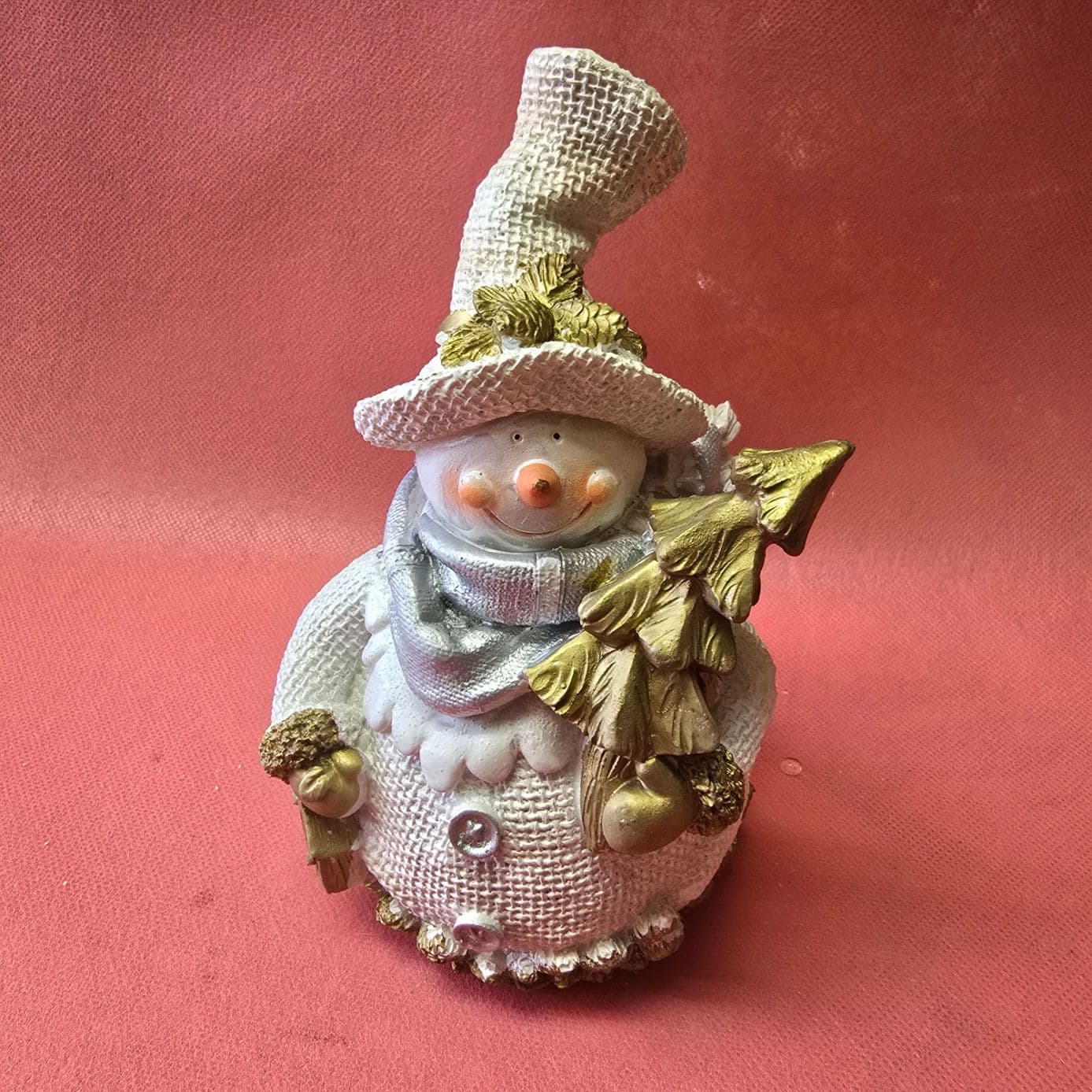 снежен човек носещ елха