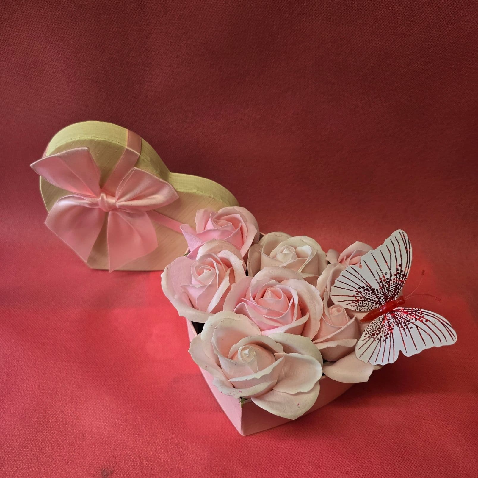 сърце в розово със сапунени рози